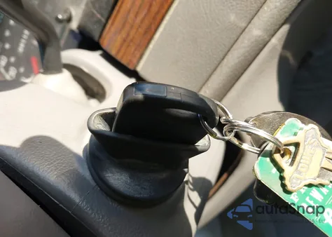 2001 Ford Crown Victoria z USA, uszkodzony, nr VIN 2FAFP73W81X105683